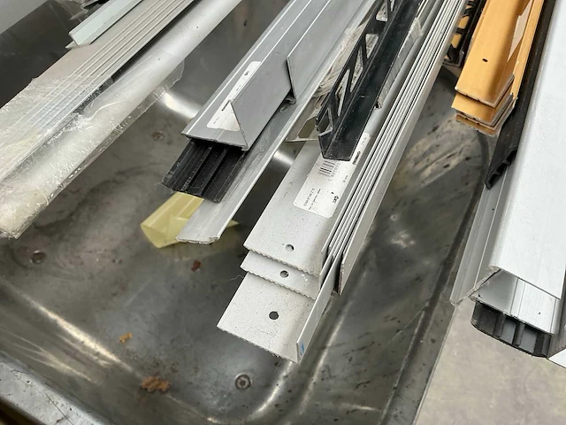 Partij aluminium afwerk profielen - afbeelding 8 van  10