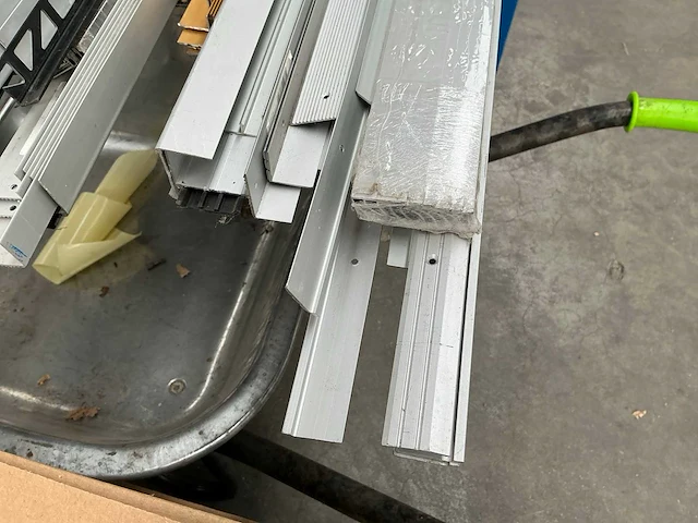 Partij aluminium afwerk profielen - afbeelding 9 van  10