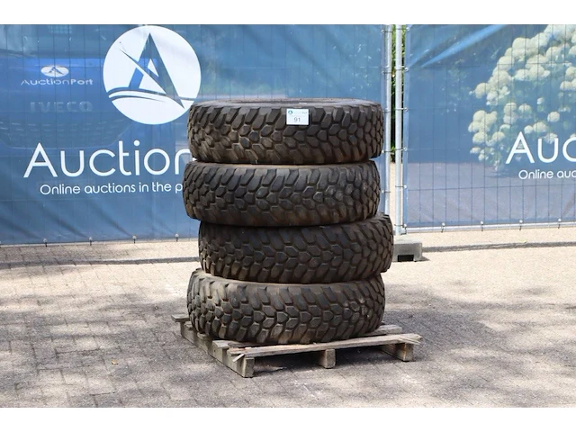 Partij banden dunlop sp pg8 12.5r20 - afbeelding 1 van  1