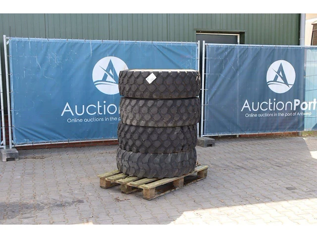 Partij banden michelin 335/80r20 - afbeelding 1 van  1