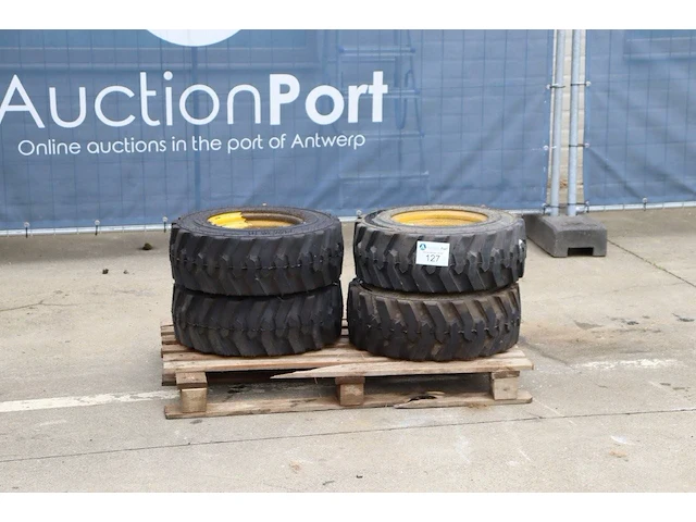 Partij banden titan 23x8.50-12nhs - afbeelding 1 van  1