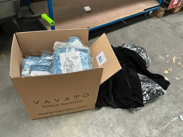 Partij beschermende kledij en truien - afbeelding 1 van  5