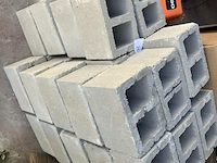 Partij betonblokken - afbeelding 2 van  2