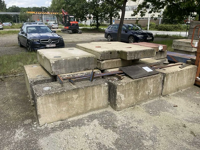 Partij betonnen contragewichten - afbeelding 1 van  4