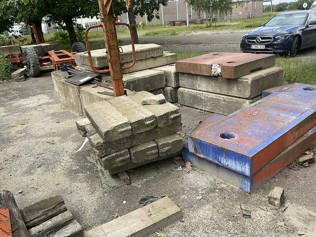 Partij betonnen contragewichten - afbeelding 2 van  4