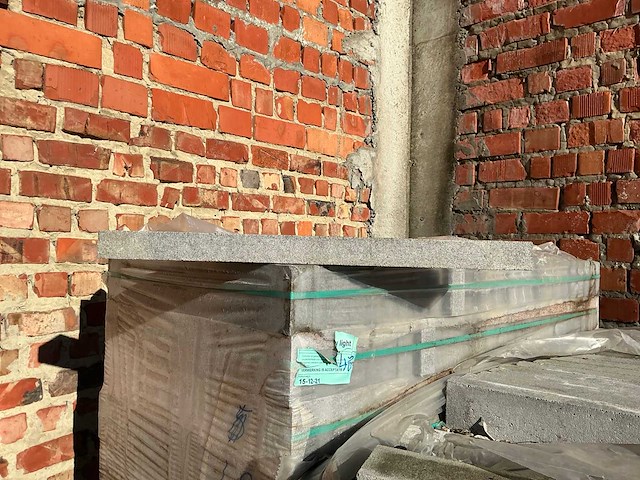 Partij betonnen lijmstenen 4 pallet - afbeelding 1 van  3
