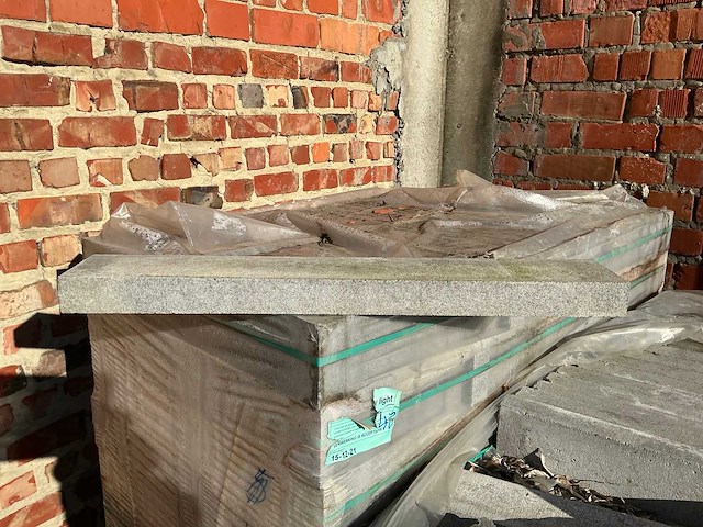 Partij betonnen lijmstenen 4 pallet - afbeelding 2 van  3
