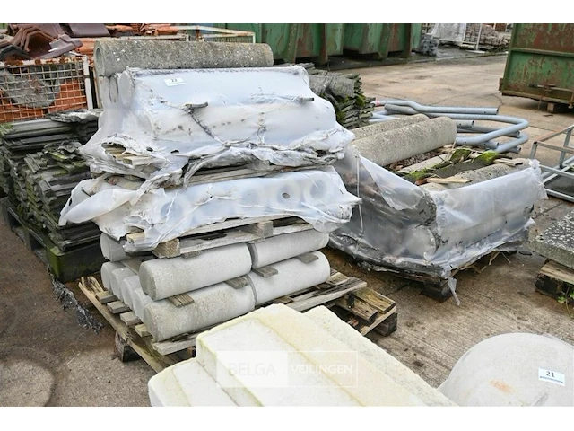 Partij betonnen paaltjes 40cm en 80cm - afbeelding 1 van  3