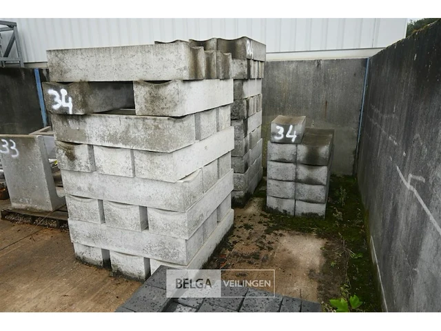 Partij betonnen straatgootstenen - afbeelding 1 van  6