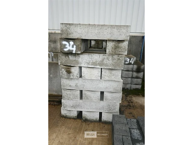 Partij betonnen straatgootstenen - afbeelding 2 van  6
