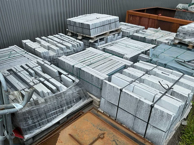 Partij betonplaten op pallets - afbeelding 1 van  5