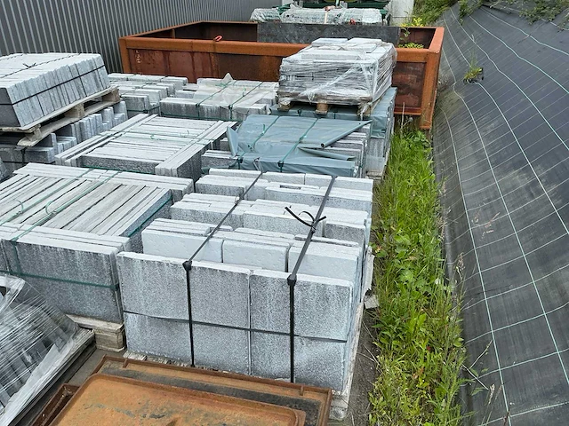 Partij betonplaten op pallets - afbeelding 2 van  5