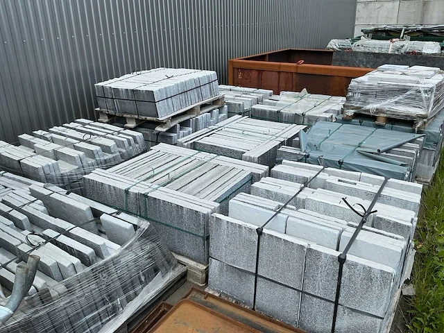 Partij betonplaten op pallets - afbeelding 3 van  5