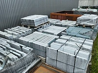 Partij betonplaten op pallets - afbeelding 3 van  5
