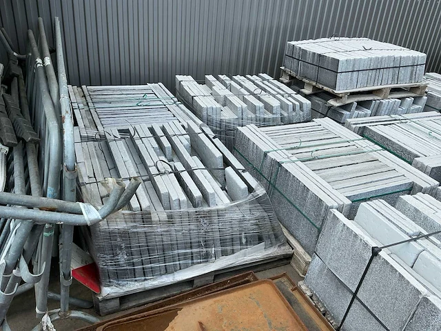 Partij betonplaten op pallets - afbeelding 4 van  5