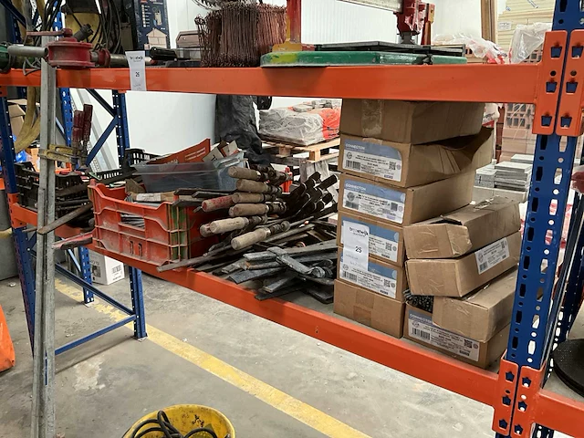 Partij bevestigingsmateriaal en spanvijzen - afbeelding 1 van  5
