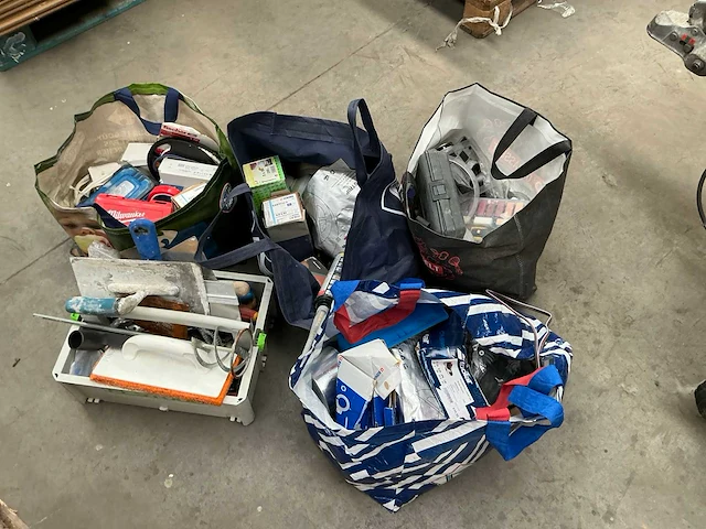 Partij bevestigingsmaterialen en handgereedschappen - afbeelding 1 van  6