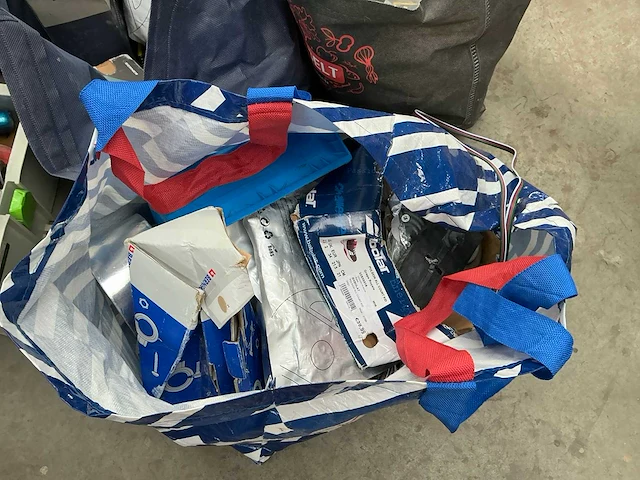 Partij bevestigingsmaterialen en handgereedschappen - afbeelding 6 van  6