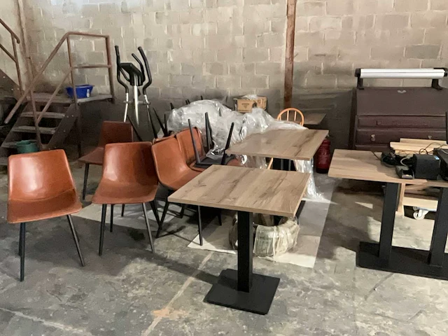 Partij bijzettafels met 16 stoelen. - afbeelding 1 van  6