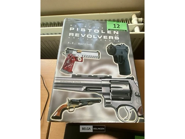 Partij boeken over geweren en pistolen - afbeelding 1 van  2