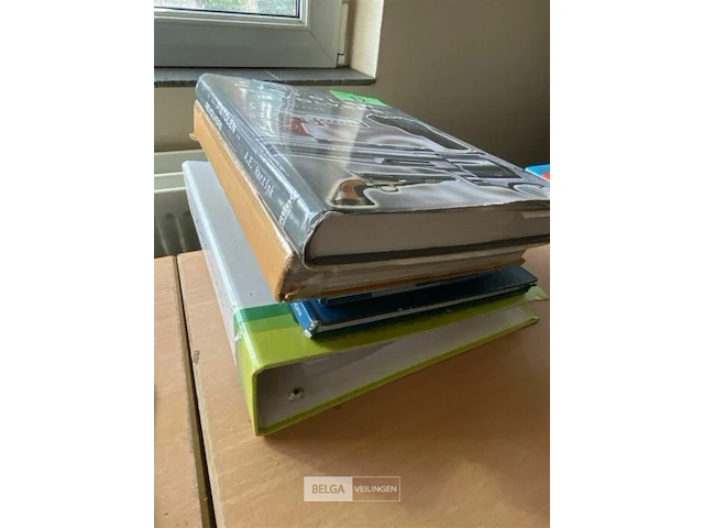 Partij boeken over geweren en pistolen - afbeelding 2 van  2