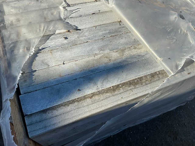 Partij boordstenen vinblue 26 lm - afbeelding 2 van  3