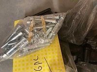 Partij bouten en moeren - afbeelding 3 van  7