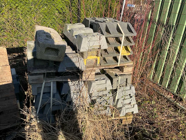 Partij bouwhek en verkeersbord voeten - afbeelding 3 van  5