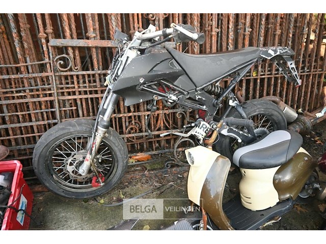 Partij brommer / scooterwrakken - afbeelding 9 van  10