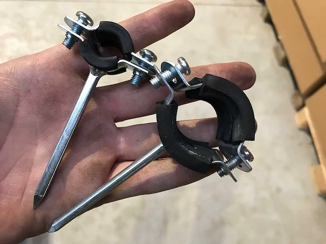 Partij buisbeugels/penbeugels met rubber. 2 modellen. 12-15mm en 21-23mm (818x) - afbeelding 1 van  6