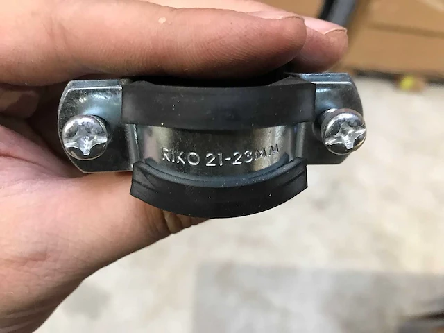 Partij buisbeugels/penbeugels met rubber. 2 modellen. 12-15mm en 21-23mm (818x) - afbeelding 4 van  6