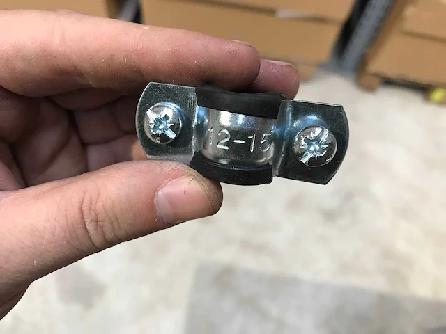 Partij buisbeugels/penbeugels met rubber. 2 modellen. 12-15mm en 21-23mm (818x) - afbeelding 6 van  6