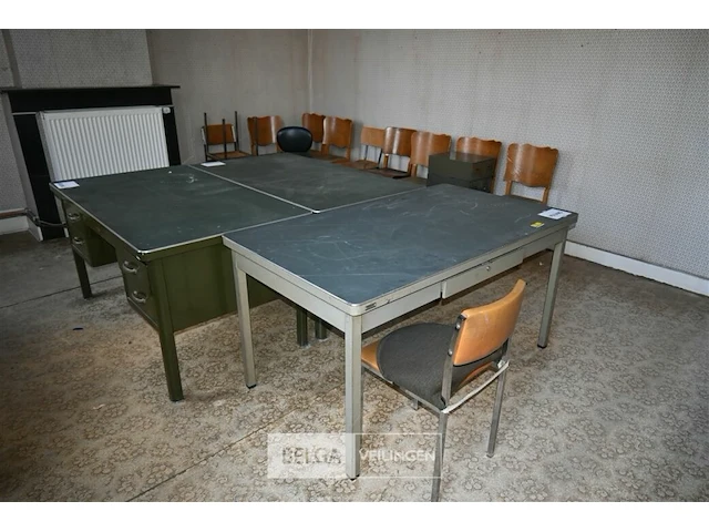 Partij bureautafels en stoelen - afbeelding 1 van  6