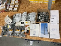 Partij dakplaatschroeven en doppen - afbeelding 1 van  9