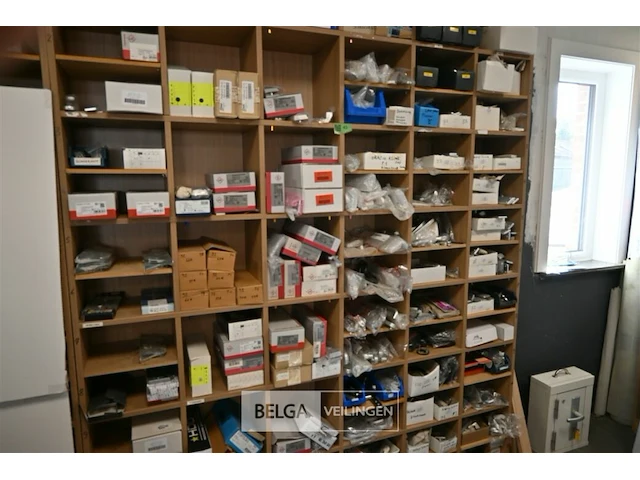 Partij deurbeslag en toebehoren incl rek - afbeelding 1 van  3