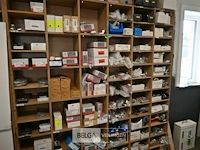 Partij deurbeslag en toebehoren incl rek - afbeelding 1 van  3