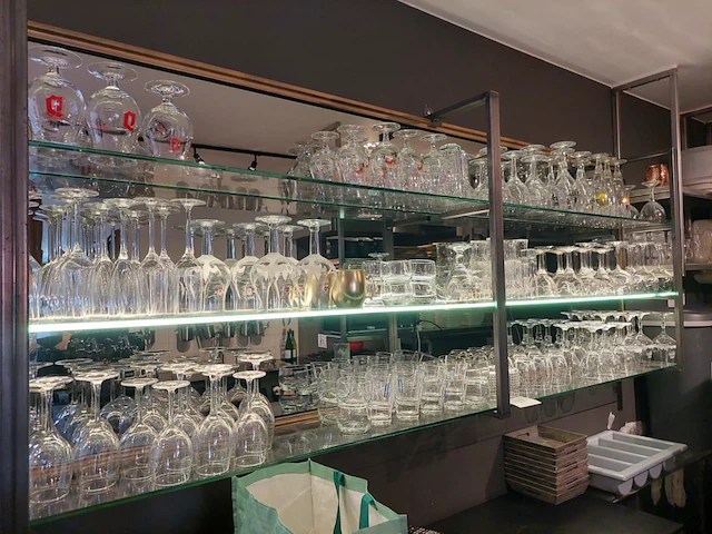 Partij div glazen wo water,bier,wijn, champagneglazen - afbeelding 1 van  5