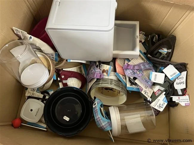 Div. goederen: wo. grote partij huisdieren toebehoren, paardensport materiaal, verf, vestiaire, eet- en drankbonnetjes, kruidenmolens enz. Div. goederen: wo. grote partij huisdieren toebehoren, paardensport materiaal, verf, vestiaire, eet- en drankbonnetjes, kruidenmolens enz.