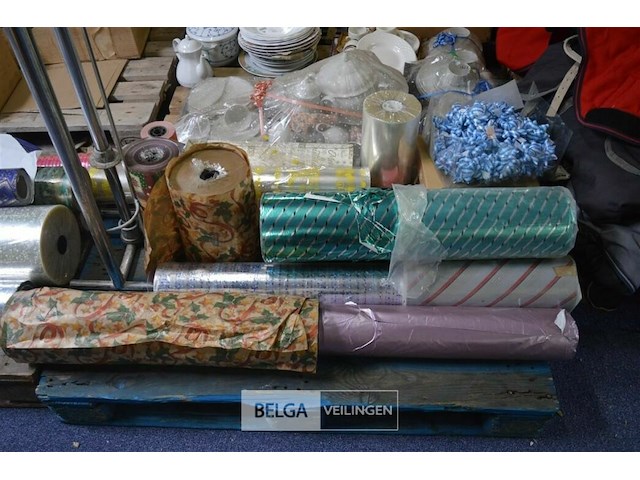 Partij div inpak materialen en houder voor inpakpapier - afbeelding 1 van  6