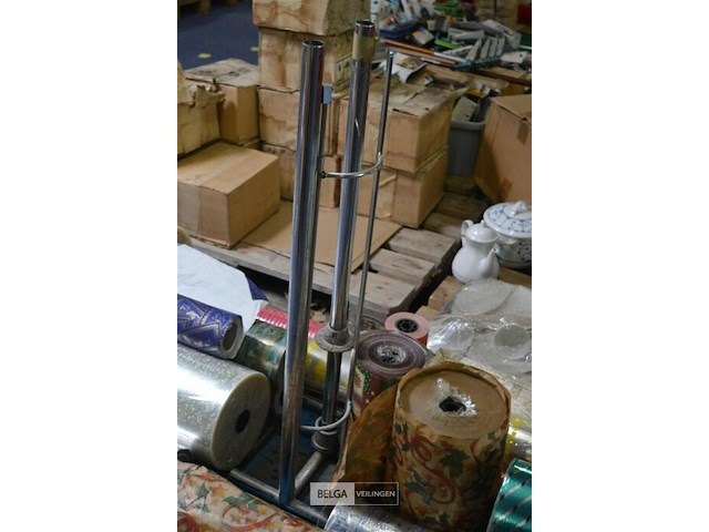 Partij div inpak materialen en houder voor inpakpapier - afbeelding 2 van  6