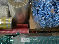 Partij div inpak materialen en houder voor inpakpapier - afbeelding 6 van  6