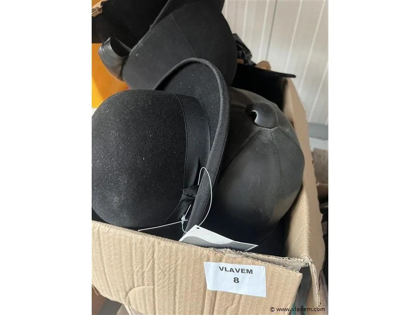 Uit stopzetting groothandel paardensport: zadels, halsters, teugels, paardendekens, kleding, laarzen enz.