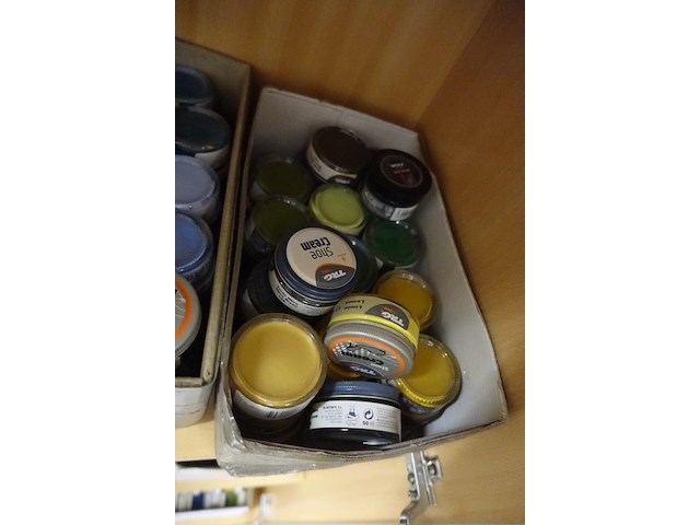 Partij div schoencrème samen met div - afbeelding 26 van  26