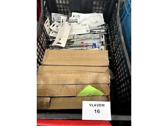 Partij div. verchroomde doppen enz. - afbeelding 1 van  1