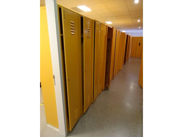 Partij diverese gele metalen lockers - afbeelding 1 van  5