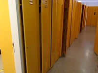 Partij diverese gele metalen lockers - afbeelding 1 van  5