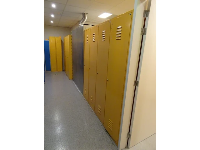 Partij diverese gele metalen lockers - afbeelding 2 van  5