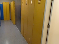Partij diverese gele metalen lockers - afbeelding 2 van  5