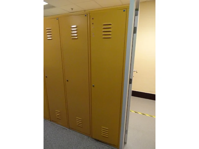 Partij diverese gele metalen lockers - afbeelding 3 van  5