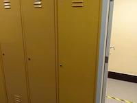 Partij diverese gele metalen lockers - afbeelding 3 van  5